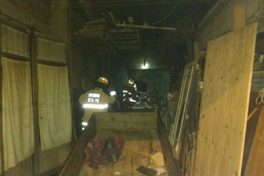 Bomberos en incendio - Foto FM Spacio