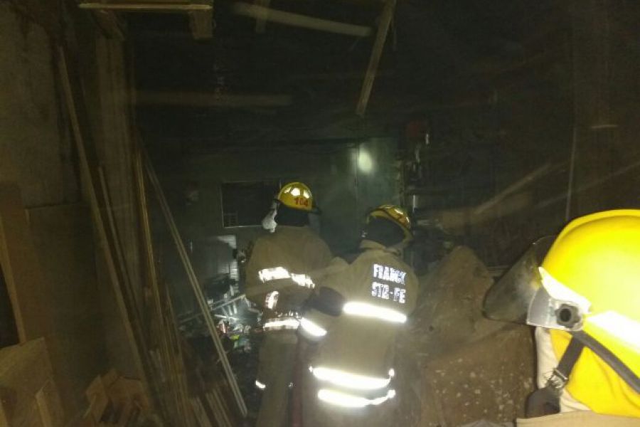 Bomberos en incendio - Foto FM Spacio