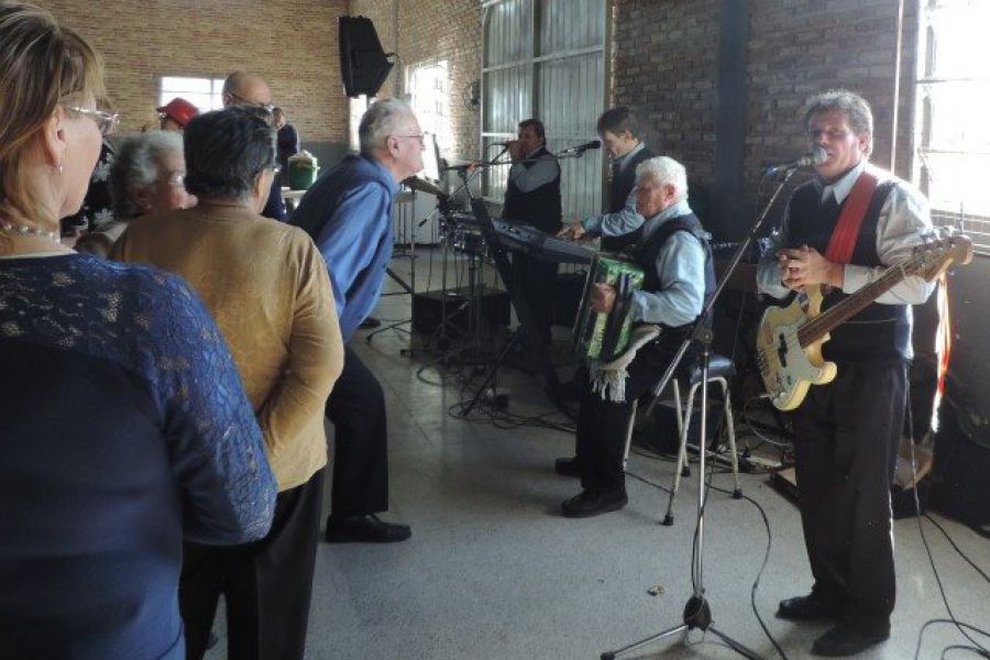 Almuerzo aniversario del Club de Abuelos - Foto FM Spacio