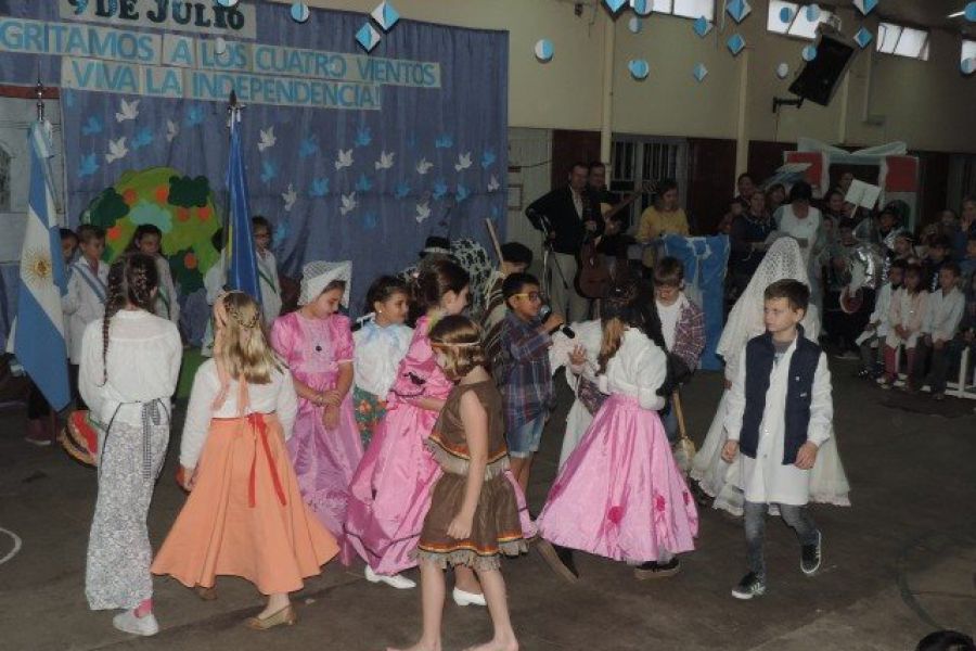 Acto Patrio de la Escuela 321 - Foto FM Spacio