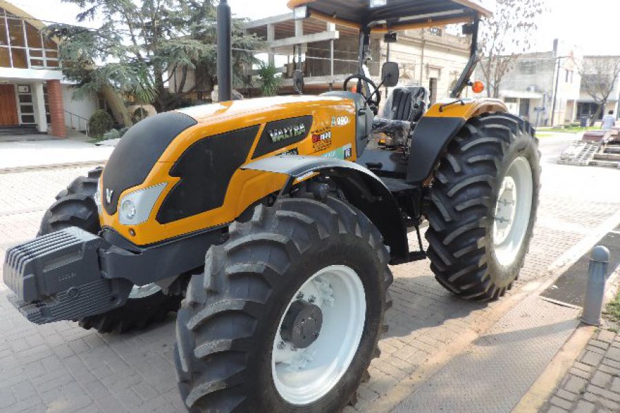 Tractor Valtra - Foto Comuna de Franck