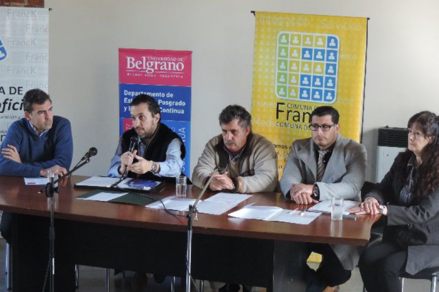 Firma convenio Univ. de Belgrano y Comuna de Franck - FM Spacio 004