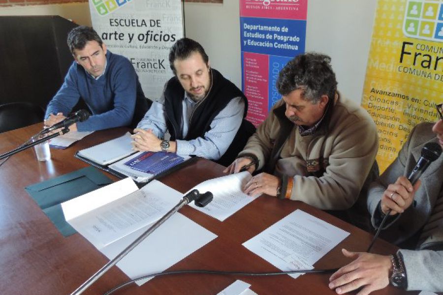 Firma de convenio con la UB - Foto FM Spacio