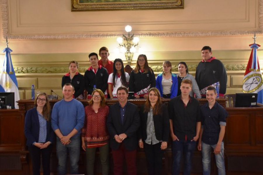 PIrola con alumnos en el Senado