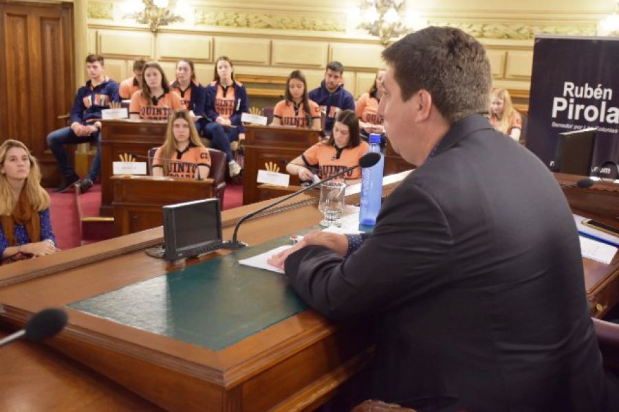 PIrola con alumnos en el Senado