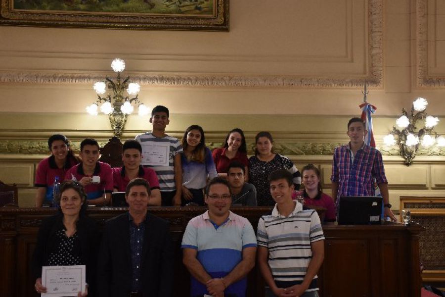 PIrola con alumnos en el Senado