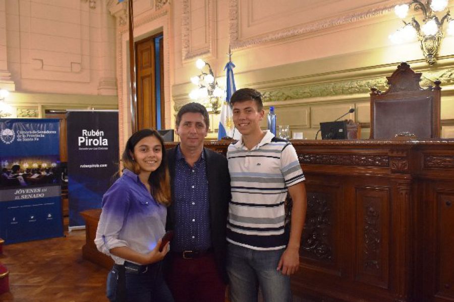 PIrola con alumnos en el Senado