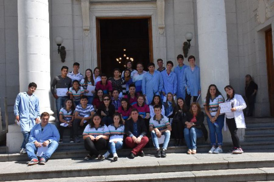 PIrola con alumnos en el Senado