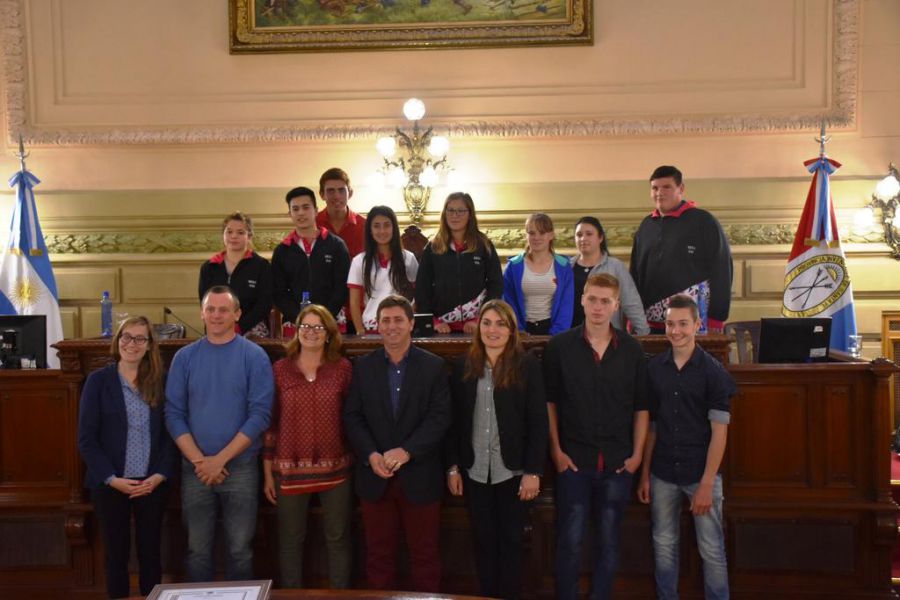 PIrola con alumnos en el Senado