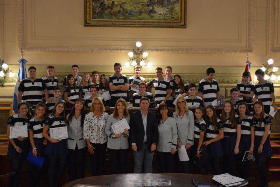 Pirola con Escuela de Pilar en el Senado