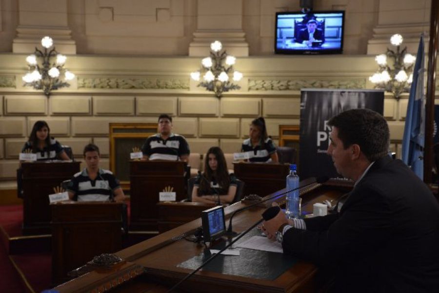 Pirola con Escuela de Pilar en el Senado