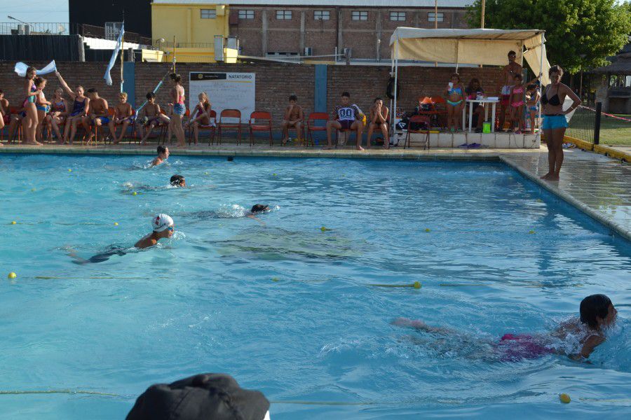 Natacion del CAF en Pilar - Foto FM Spacio