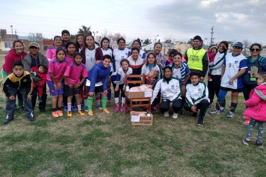 Triangular de fútbol femenino