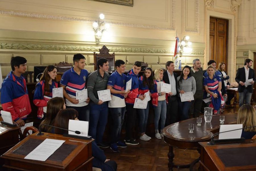 Pirola con los jóvenes en el Senado