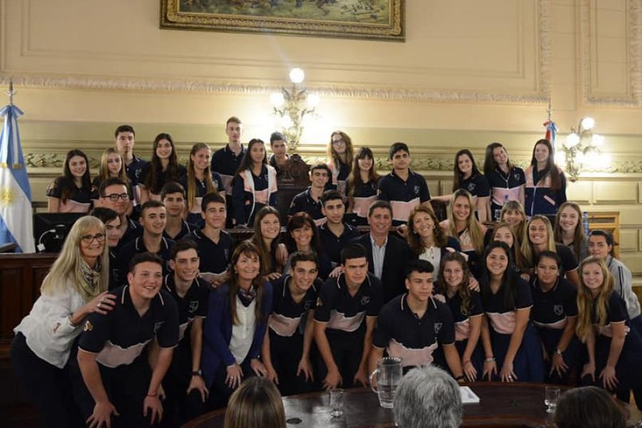 Pirola con los jóvenes en el Senado