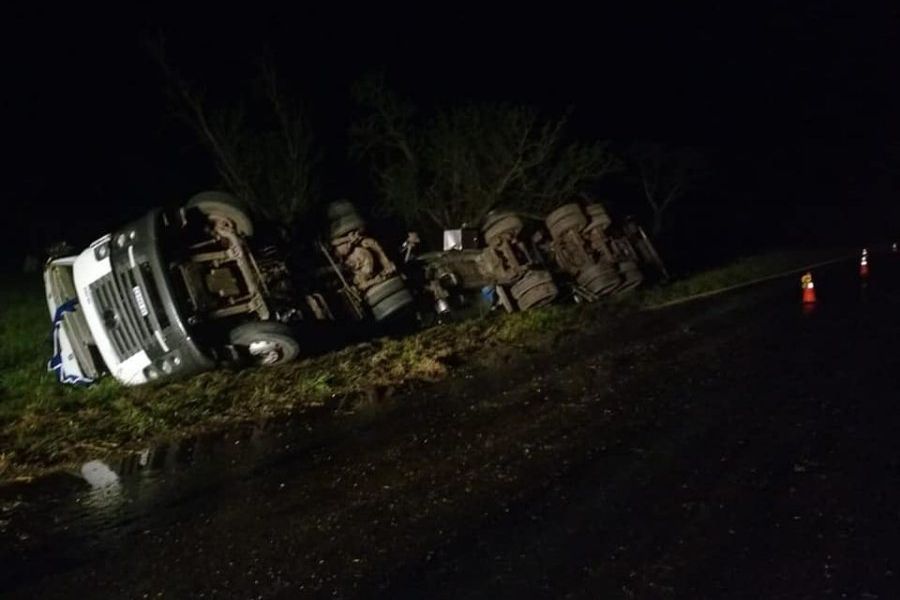 Despiste y vuelco de camión en Autovía 19