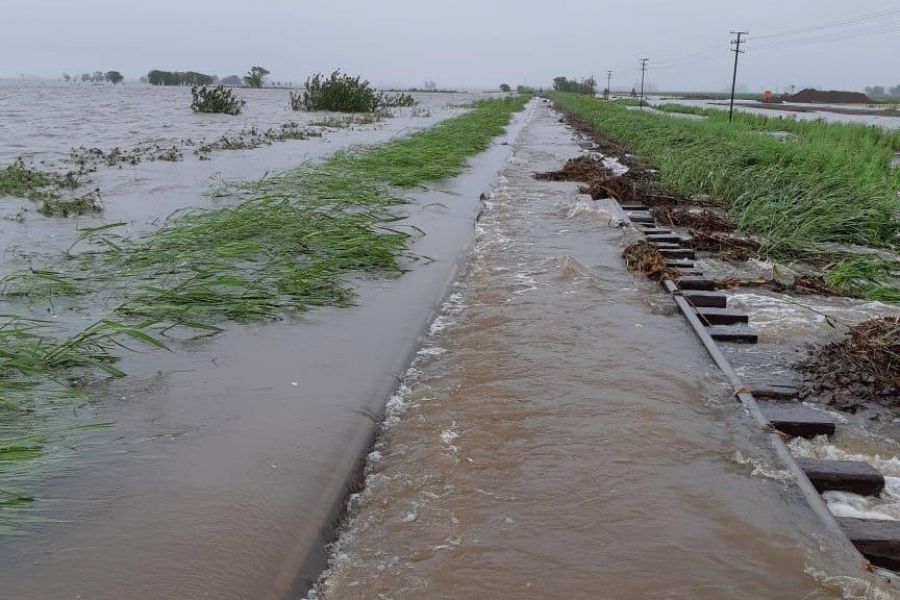 Campo anegado hasta las vías