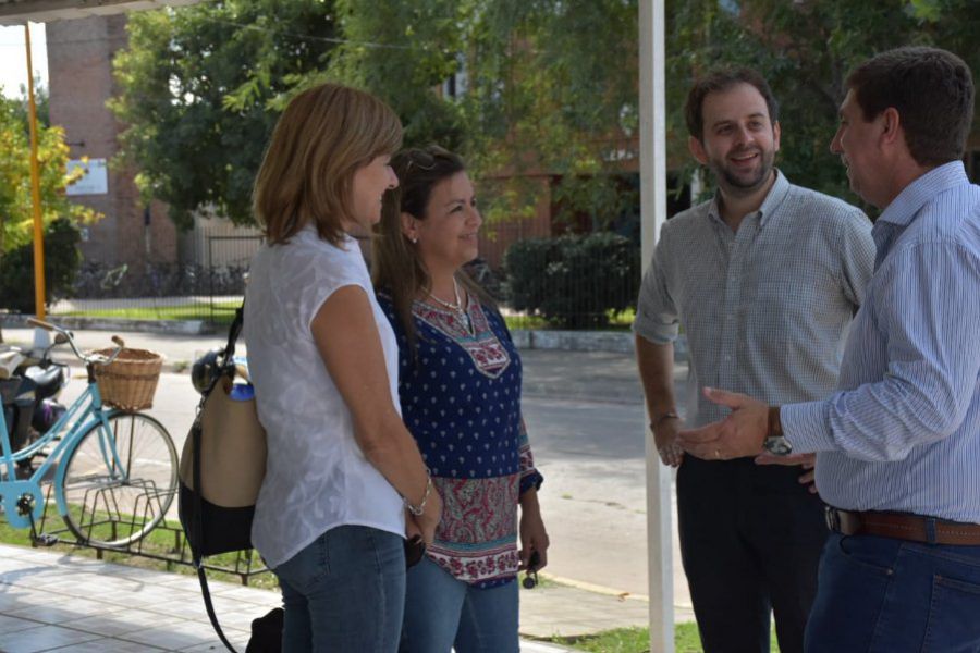 Pirola con vecinos de la región