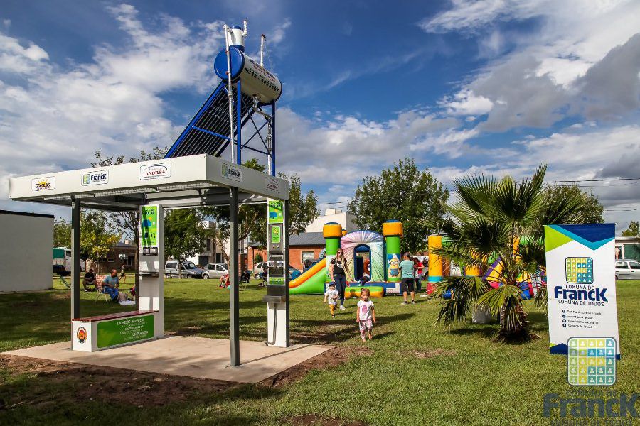 Estación solar en ciclovía sur