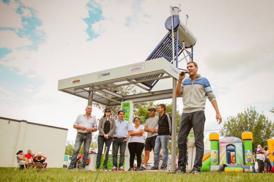 Estación solar en ciclovía sur