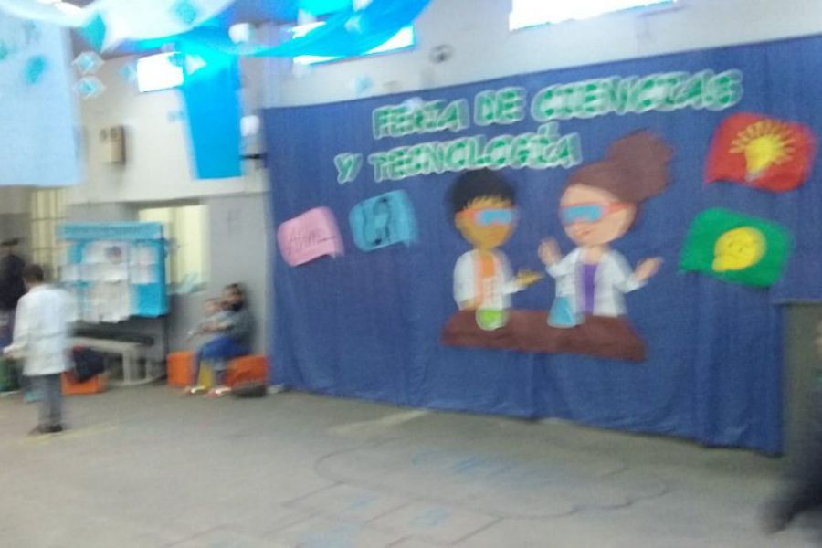 Feria de Ciencias y Tecnología en la 321