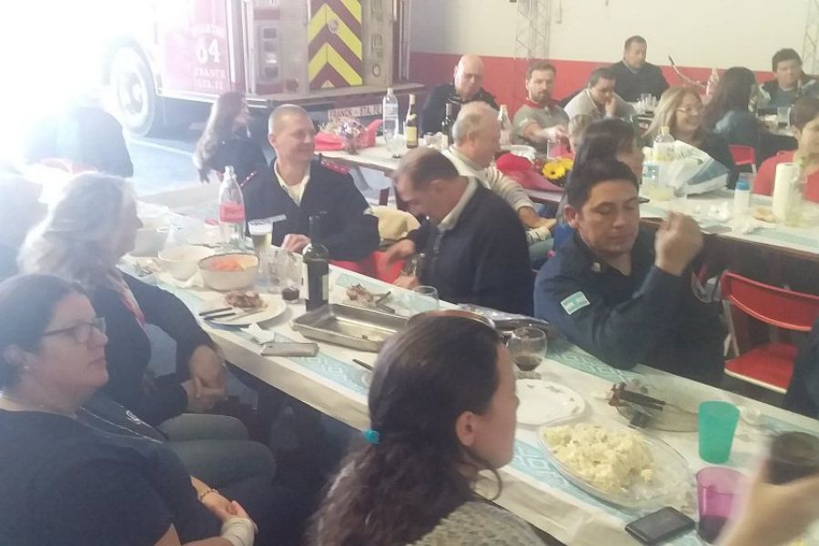 Almuerzo por el Día del Bombero Voluntario