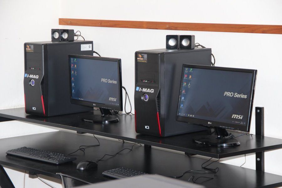Sala de informática en la Esculea de Arte y Oficios