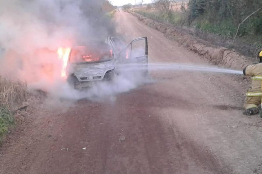 Incendio en Zona Rural - Foto Bomberos Franck