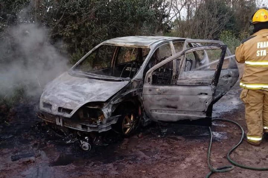 Incendio en Zona Rural - Foto Bomberos Franck