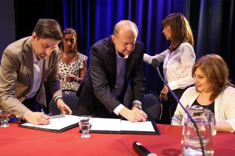 Pirola en la firma del convenio con Perotti