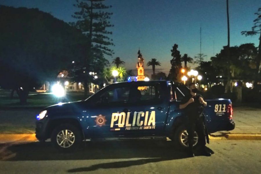 Camioneta Policial en plaza de Esperanza