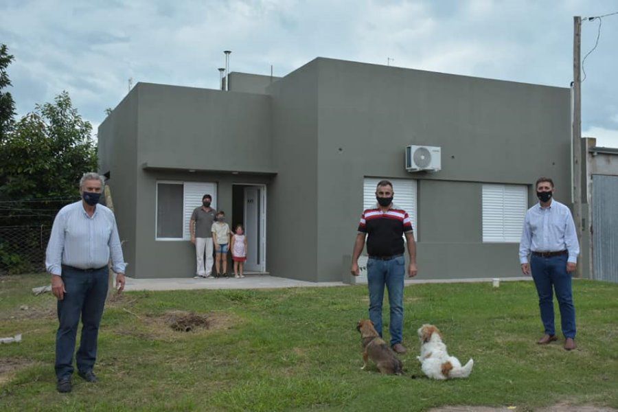 Pirola en entrega de Viviendas para Las Colonias