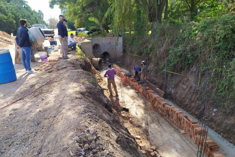 Obras hídricas en calle Gdor. Galvez