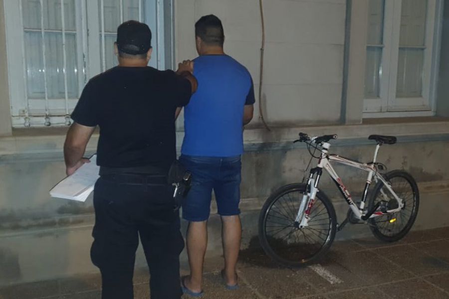 Detenido y recupero de bicicleta - Foto URXI