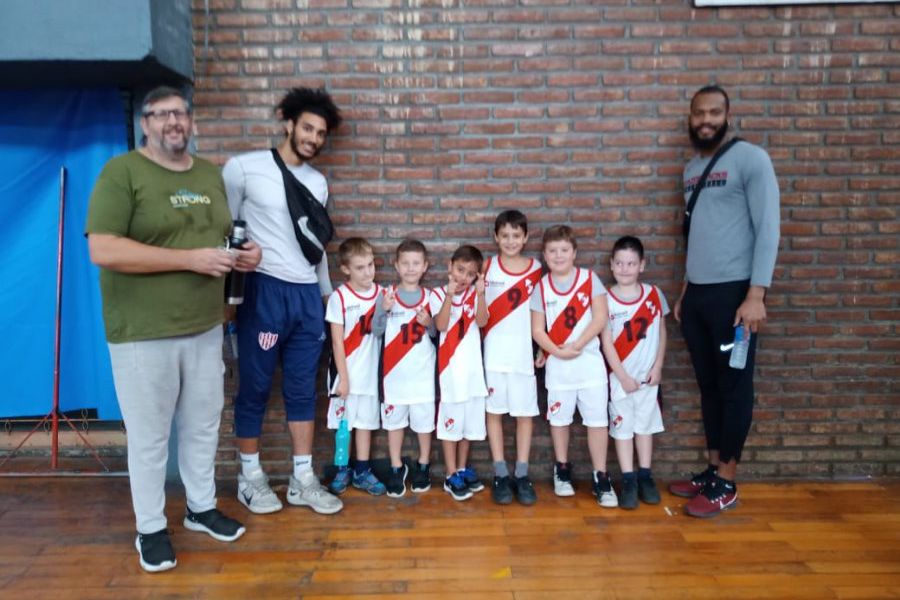 Básquet del CAF con jugadores del CAU