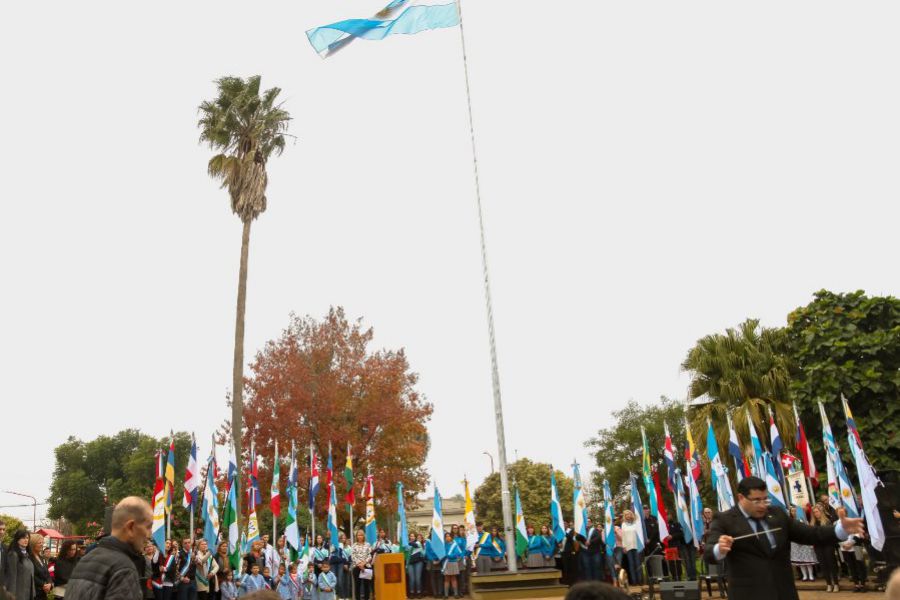 Acto oficial en Plaza Sarmiento