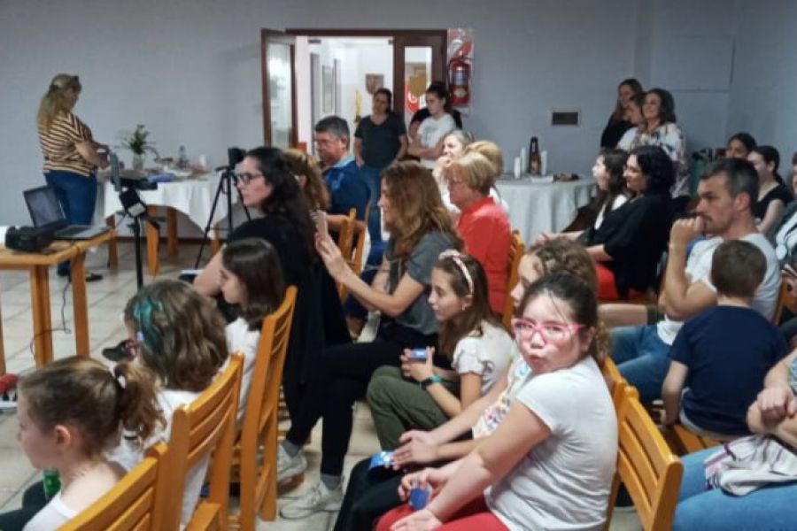 Presentaron Un Juego de Tazas en la Biblioteca