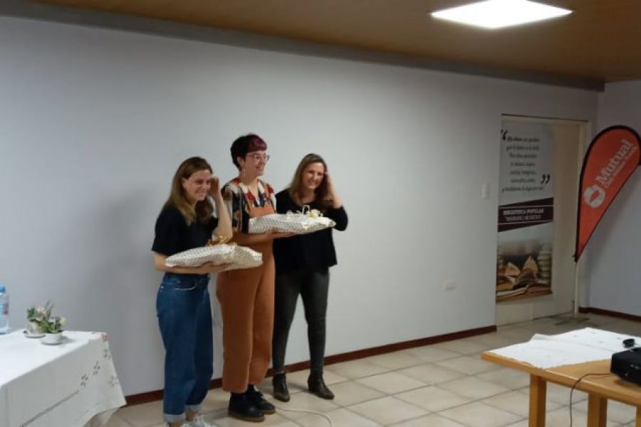 Presentaron Un Juego de Tazas en la Biblioteca