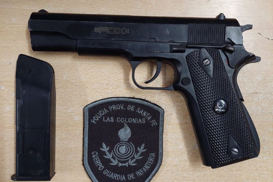 Poseían una réplica de pistola