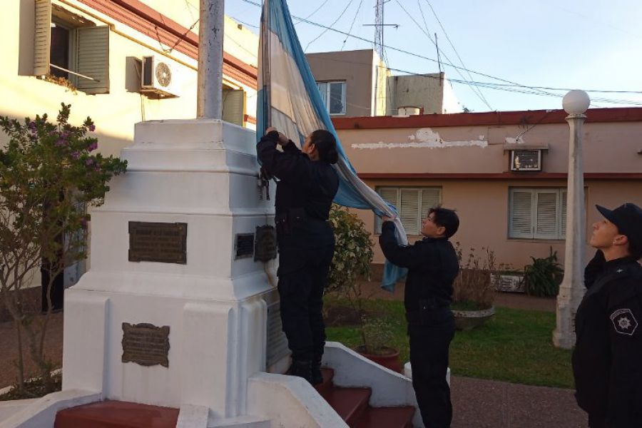 Izamiento en 166 Aniversario URXI