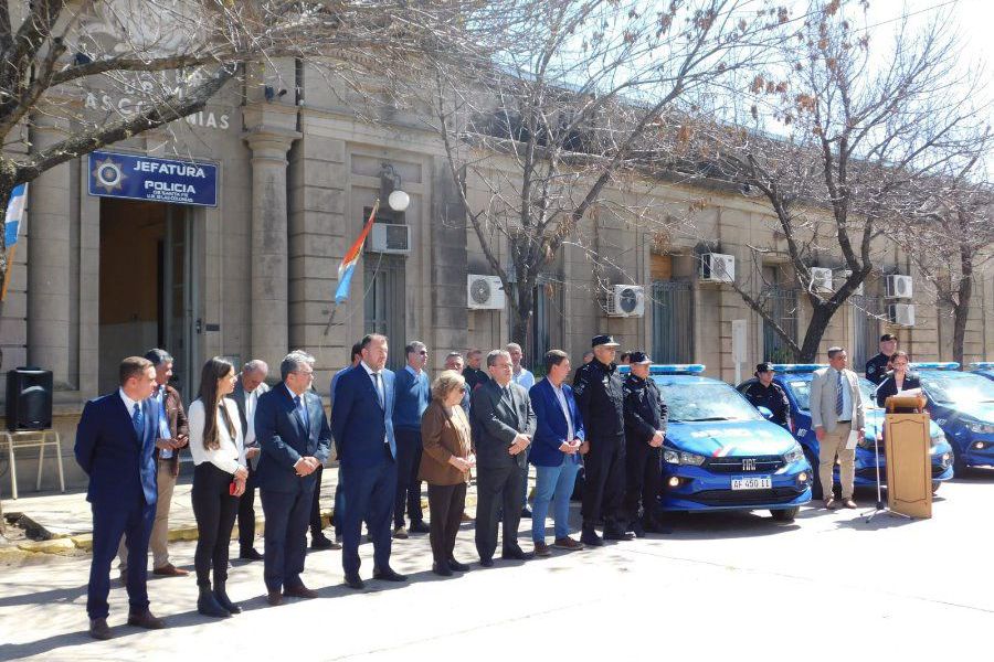 Entrega de móviles Policiales - Foto URXI