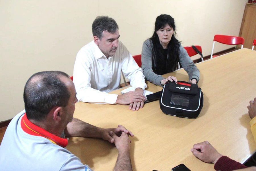 Entrega de un DEA a Bomberos