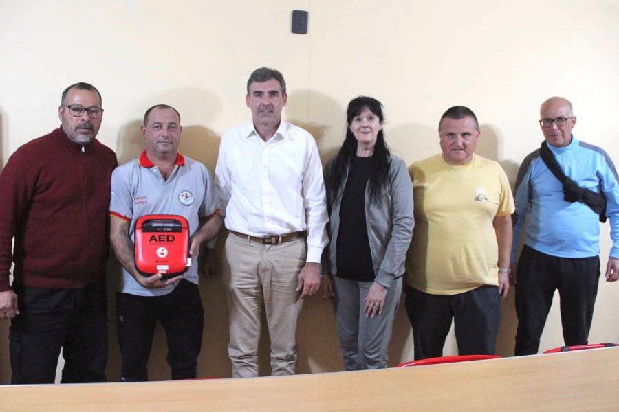 Entrega de un DEA a Bomberos