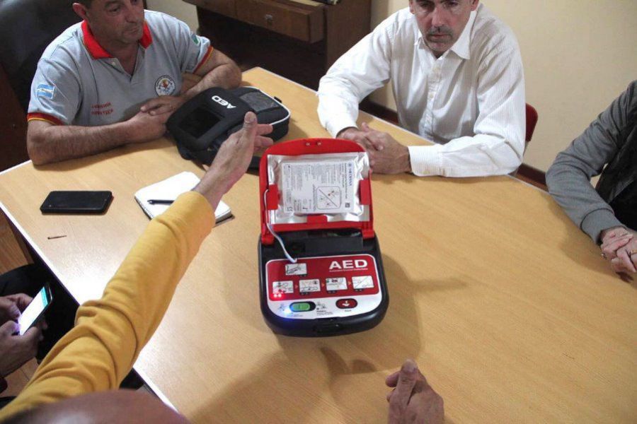 Entrega de un DEA a Bomberos