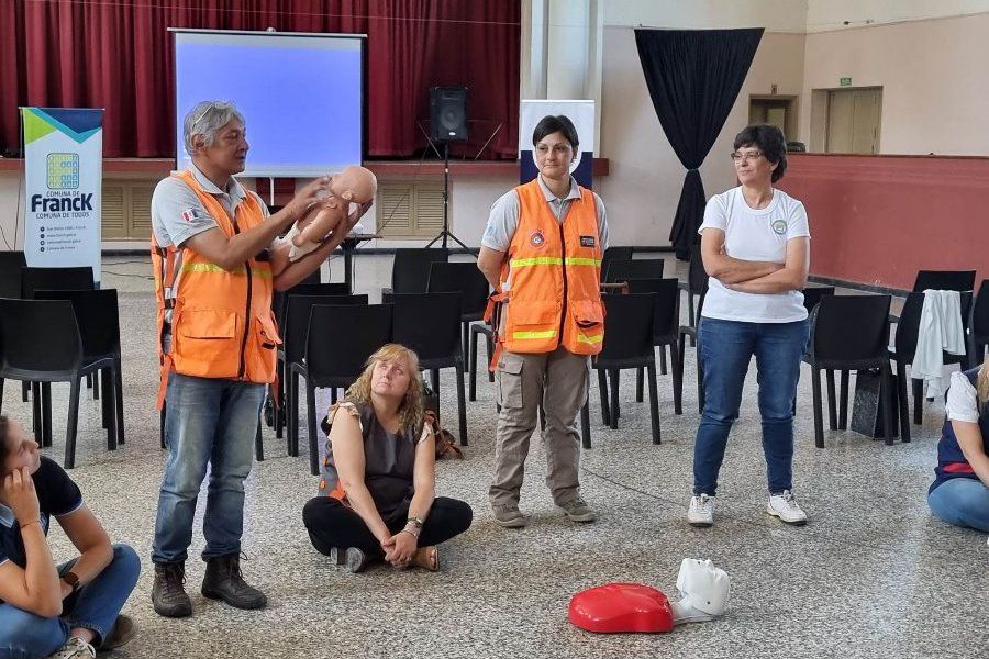 Capacitación en RCP y manejo de DEA