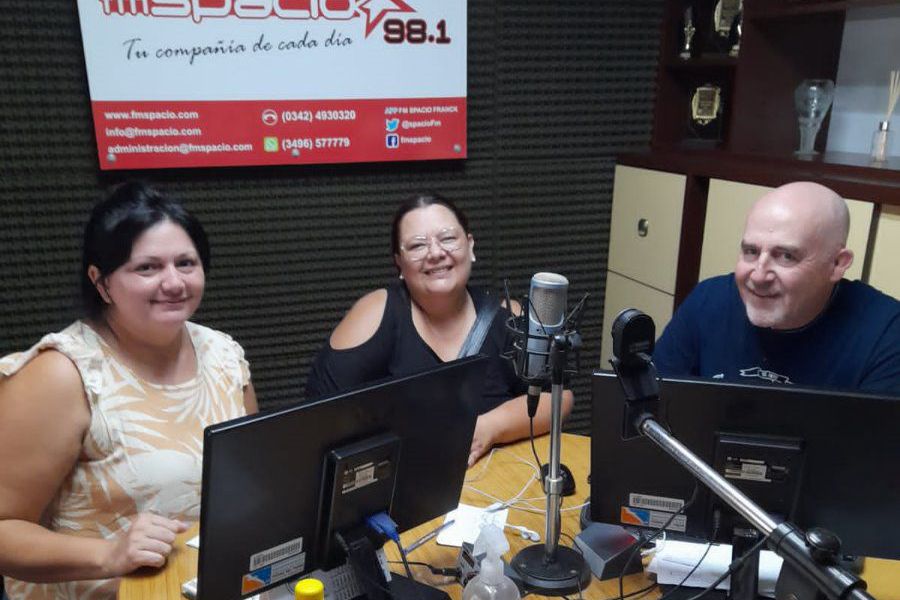 Carina Enrico y Liliana Ilves con Amado Montú