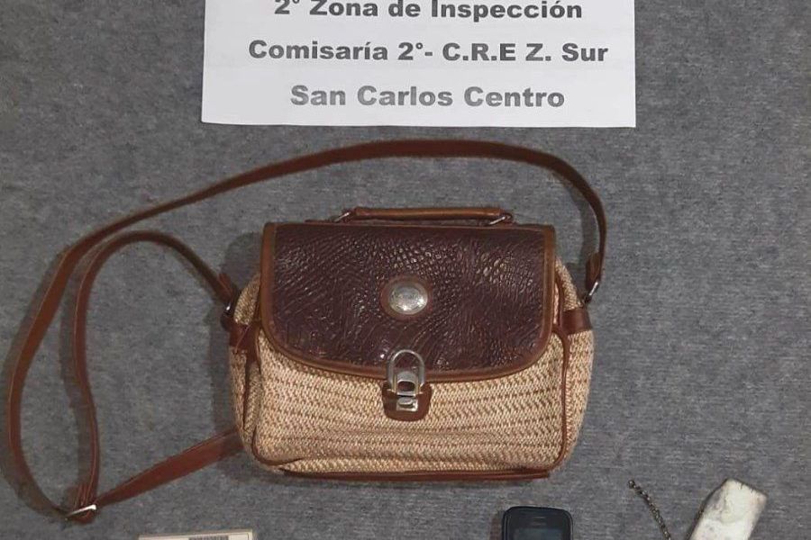 Cartera y elementos recuperados - Foto URXI