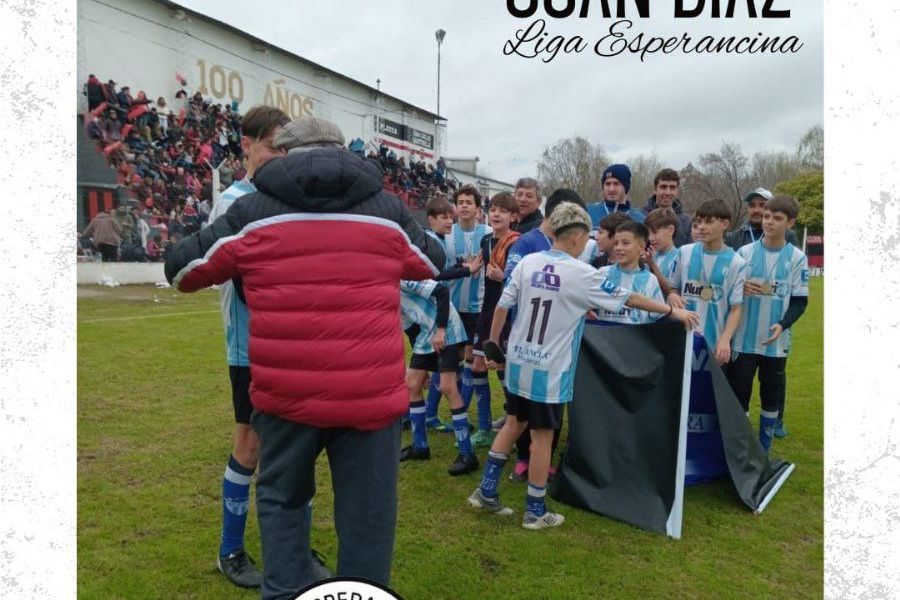 Juan Carlos Díaz entregando la Copa del Torneo