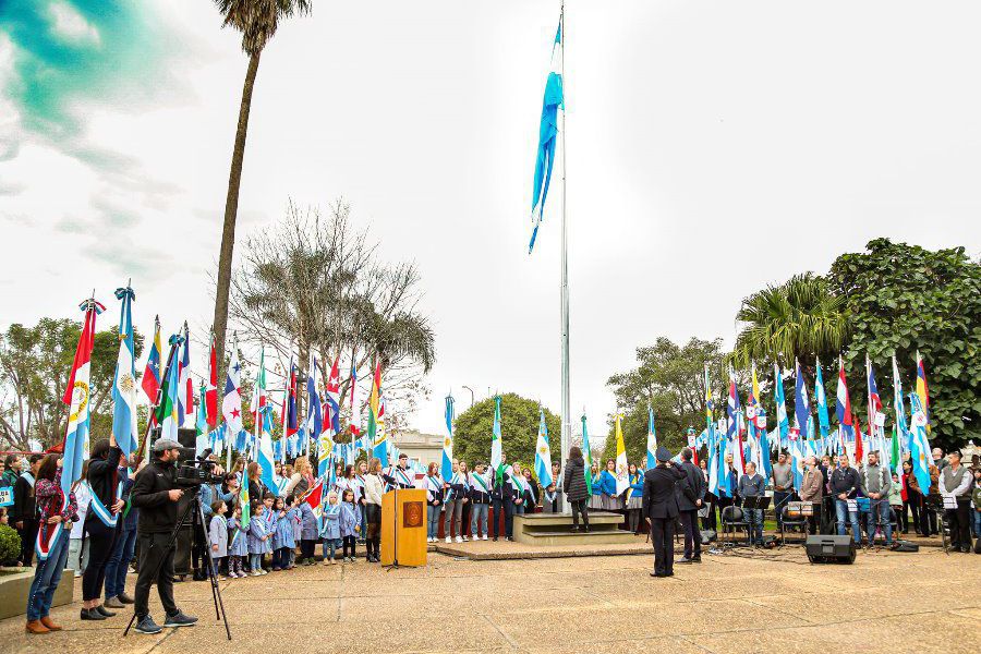 Acto Patrio en Plaza Sarmiento