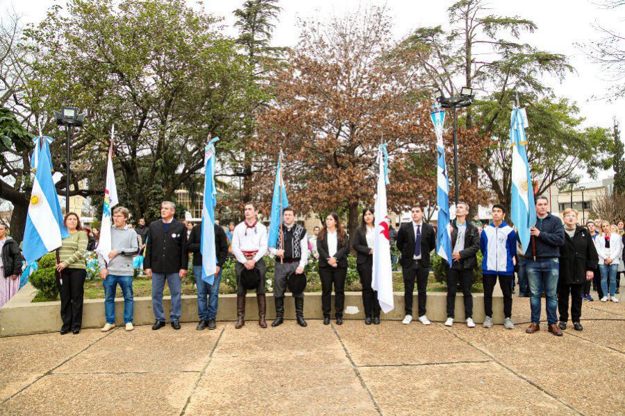 Acto Patrio en Plaza Sarmiento